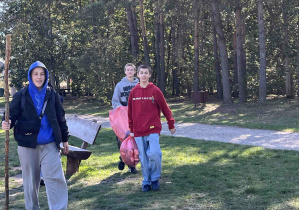 Uczniowie z klas siódmych i ósmych zbierają śmieci na terenie lasu – Uroczysko Lublinek.
