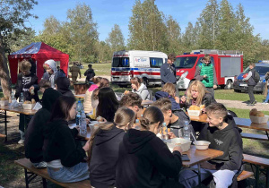Poczęstunek podczas plenerowej akcji „Sprzątanie świata”.
