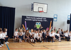 Uczniowie klas pierwszych czekający na rozpoczęcie ślubowania