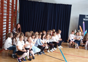 Uczniowie klas pierwszych czekający na rozpoczęcie ślubowania