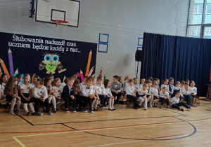 Uczniowie klas pierwszych czekający na rozpoczęcie ślubowania