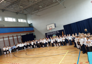 Uczniowie klas pierwszych podczas wspólnego śpiewania piosenki.