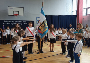 Reprezentanci klas pierwszych podczas ślubują na sztandar naszej szkoły.