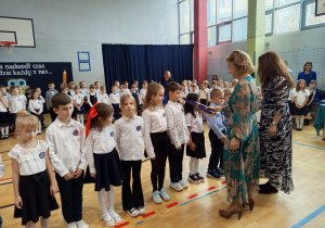 Uczniowie klasy 1a są pasowani przez Panią dyrektor Joanne Mrowińską –Wange i przyjmujący gratulacje od wychowawczyni Pani Beaty Kiełczyńskiej.