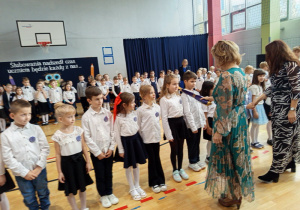 Uczniowie klasy 1a są pasowani przez Panią dyrektor Joanne Mrowińską –Wange i przyjmujący gratulacje od wychowawczyni Pani Beaty Kiełczyńskiej.