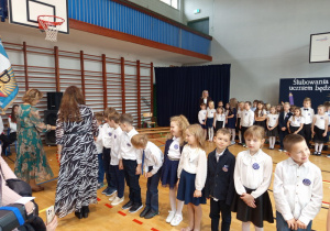 Uczniowie klasy 1a są pasowani przez Panią dyrektor Joanne Mrowińską –Wange i przyjmujący gratulacje od wychowawczyni Pani Beaty Kiełczyńskiej.