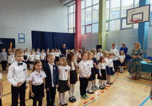 Uczniowie klasy 1b są pasowani przez Panią dyrektor Joanne Mrowińską –Wange i przyjmujący gratulacje od wychowawczyni Pani Renaty Brzostowskiej.