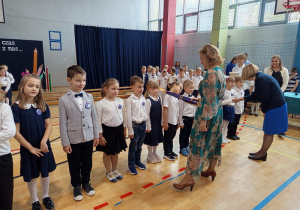Uczniowie klasy 1a=c są pasowani przez Panią dyrektor Joanne Mrowińską –Wange i przyjmujący gratulacje od wychowawczyni Pani Ireny Osadowskiej.