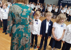 Uczniowie klasy 1d są pasowani przez Panią dyrektor Joanne Mrowińską –Wange i przyjmujący gratulacje od wychowawczyni Pani Anny Chodakowskiej.