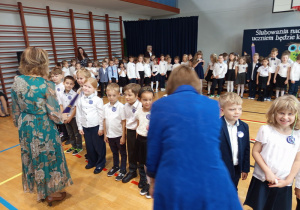 Uczniowie klasy 1d są pasowani przez Panią dyrektor Joanne Mrowińską –Wange i przyjmujący gratulacje od wychowawczyni Pani Anny Chodakowskiej.