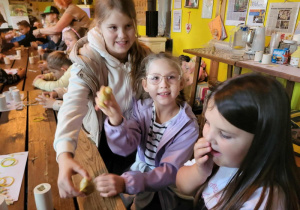 uczniowie wykonują świece z wosku pszczelego i prezentują swoje wyroby.