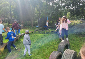 Dzieci bawią się na świeżym powietrzu.