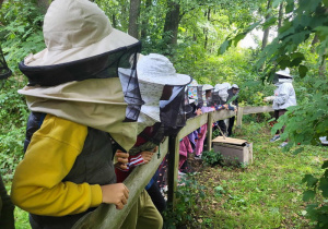 Dzieci w strojach pszczelarzy.