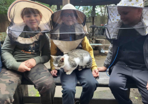 Dzieci w strojach pszczelarzy.