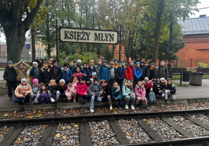 Uczniowie klasy 3a i 3b pozują przy tablicy z napisem Księży Młyn.