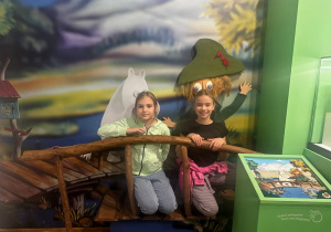 Dzieci z postaciami z bajki Muminki.