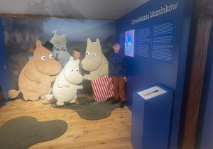 Dzieci z postaciami z bajki Muminki.