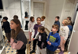 Uczniowie podczas zwiedzania Muzeum Kinematografii.