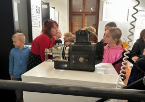 Uczniowie podczas zwiedzania Muzeum Kinematografii.