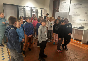 Uczniowie podczas zwiedzania Muzeum Kinematografii.