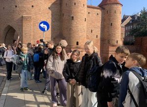 Uczniowie klas szóstych i piątych na wycieczce w Warszawie i na warsztatach z fluorescencji.