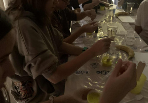 Uczestnicy wycieczki z klas piątych i szóstych uczestniczą w warsztatach fluorescencyjnych w centrum "Mały inżynier" w Warszawie.