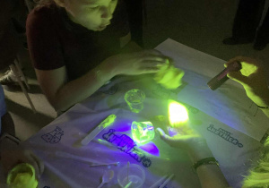 Uczestnicy wycieczki z klas piątych i szóstych uczestniczą w warsztatach fluorescencyjnych w centrum "Mały inżynier" w Warszawie.