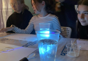 Uczestnicy wycieczki z klas piątych i szóstych uczestniczą w warsztatach fluorescencyjnych w centrum "Mały inżynier" w Warszawie.