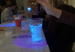 Uczestnicy wycieczki z klas piątych i szóstych uczestniczą w warsztatach fluorescencyjnych w centrum "Mały inżynier" w Warszawie.