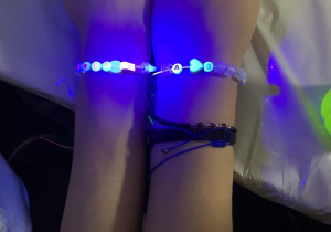 Uczestnicy wycieczki z klas piątych i szóstych uczestniczą w warsztatach fluorescencyjnych w centrum "Mały inżynier" w Warszawie.