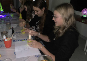 Uczestnicy wycieczki z klas piątych i szóstych uczestniczą w warsztatach fluorescencyjnych w centrum "Mały inżynier" w Warszawie.