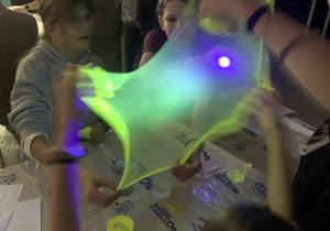 Uczestnicy wycieczki z klas piątych i szóstych uczestniczą w warsztatach fluorescencyjnych w centrum "Mały inżynier" w Warszawie.