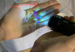Uczestnicy wycieczki z klas piątych i szóstych uczestniczą w warsztatach fluorescencyjnych w centrum "Mały inżynier" w Warszawie.