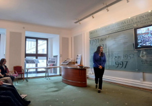 Pani poseł Ewa Szymanowska przybliża uczniom pracę parlamentarzystów i opowiada o roli Sejmu w polskim systemie politycznym.