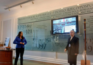 Pani poseł Ewa Szymanowska przybliża uczniom pracę parlamentarzystów i opowiada o roli Sejmu w polskim systemie politycznym.