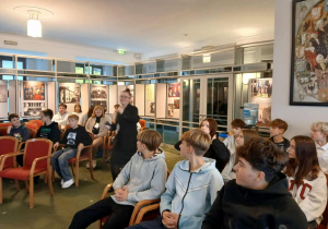 Uczniowie słuchają wykładu na temat historii polskiego parlamentaryzmu.