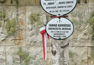 Krzyż na grobie Aleksandra Kamińskiego i Janiny Kamińskiej na warszawskim Cmentarzu Wojskowym na Powązkach.