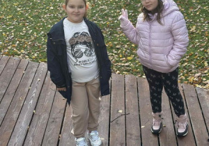 Dzieci idące ścieżką.