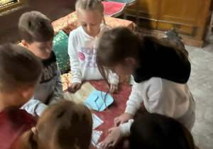 Uczniowi składają puzzle.