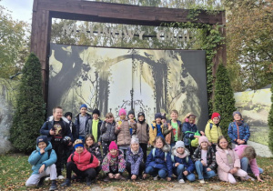 Grupowe zdjęcie uczniów klasy 1b.