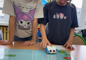 Kodowanie robota Zosia na planszy do kodowano. Robot zakupiony z funduszy Unii Europejskiej.