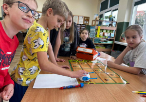 Kodowanie robota Zosia na planszy do kodowano. Robot zakupiony z funduszy Unii Europejskiej.