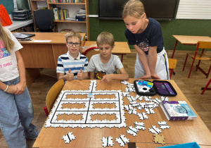 Praca z wykorzystaniem mini robotów Ozobot. Ozoboty zakupione są ze środków Unii Europejskiej.