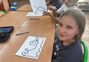 Praca z wykorzystaniem mini robotów Ozobot. Ozoboty zakupione są ze środków Unii Europejskiej.