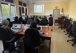 Dzieci pracują na laptopach zakupionych z Funduszy Unii Europejskiej.