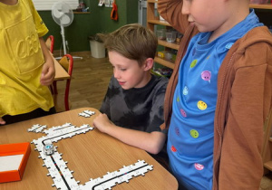 Praca z wykorzystaniem mini robotów Ozobot. Ozoboty zakupione są ze środków Unii Europejskiej.