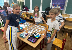 Praca z wykorzystaniem mini robotów Ozobot. Ozoboty zakupione są ze środków Unii Europejskiej.