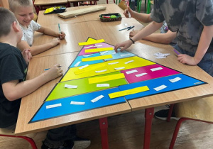 Układanka piramida żywienia zakupiona z Funduszy Unii Europejskiej.