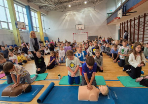 Klasy II w trakcie szkolnej akcji bicia rekordu pierwszej pomocy