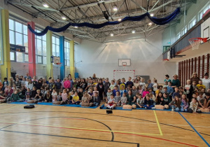 Uczniowie klas II uczestniczący w szkolnym rekordzie pierwszej pomocy